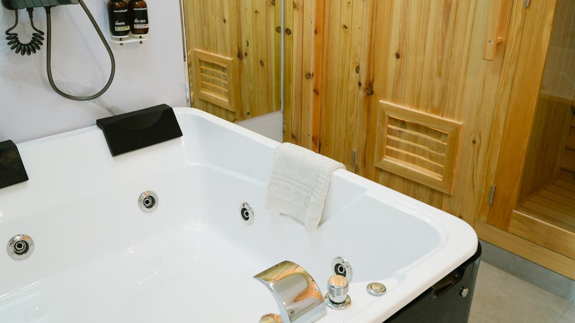 Verse Hotel Cirebon Zewnętrze zdjęcie