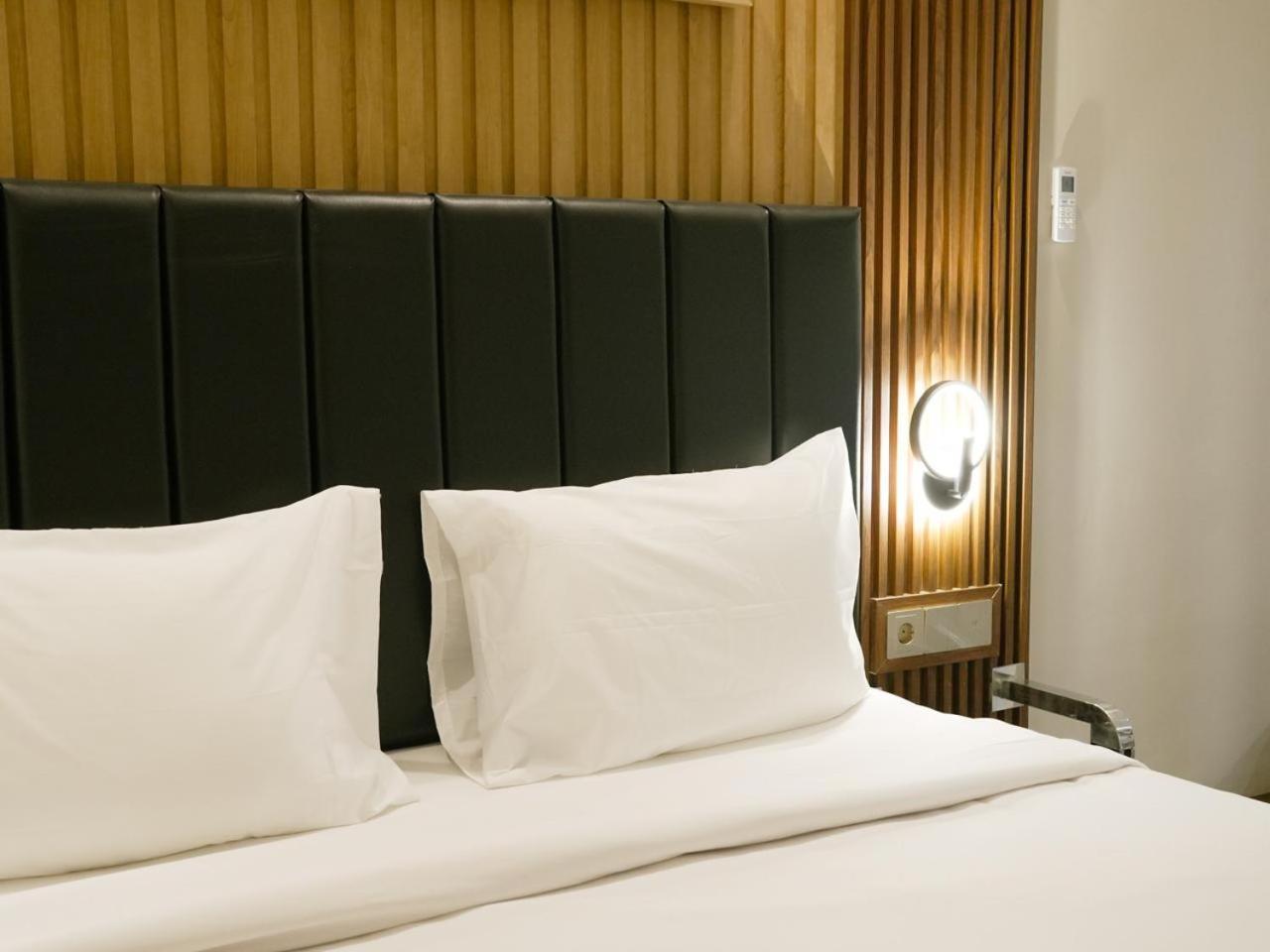 Verse Hotel Cirebon Zewnętrze zdjęcie