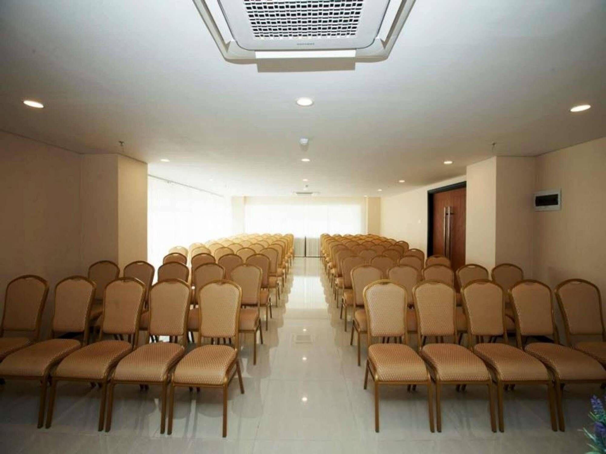 Verse Hotel Cirebon Zewnętrze zdjęcie