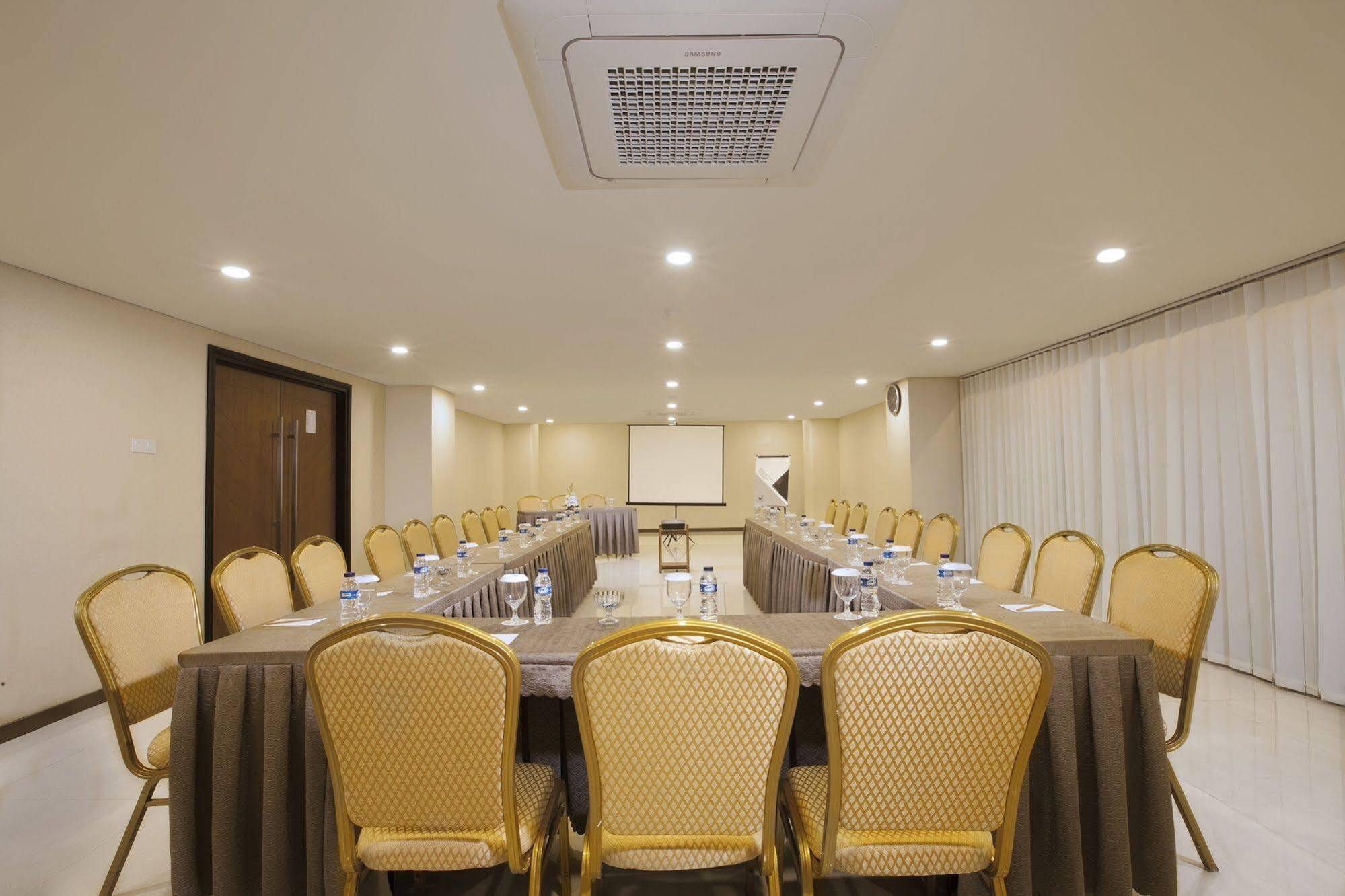 Verse Hotel Cirebon Zewnętrze zdjęcie
