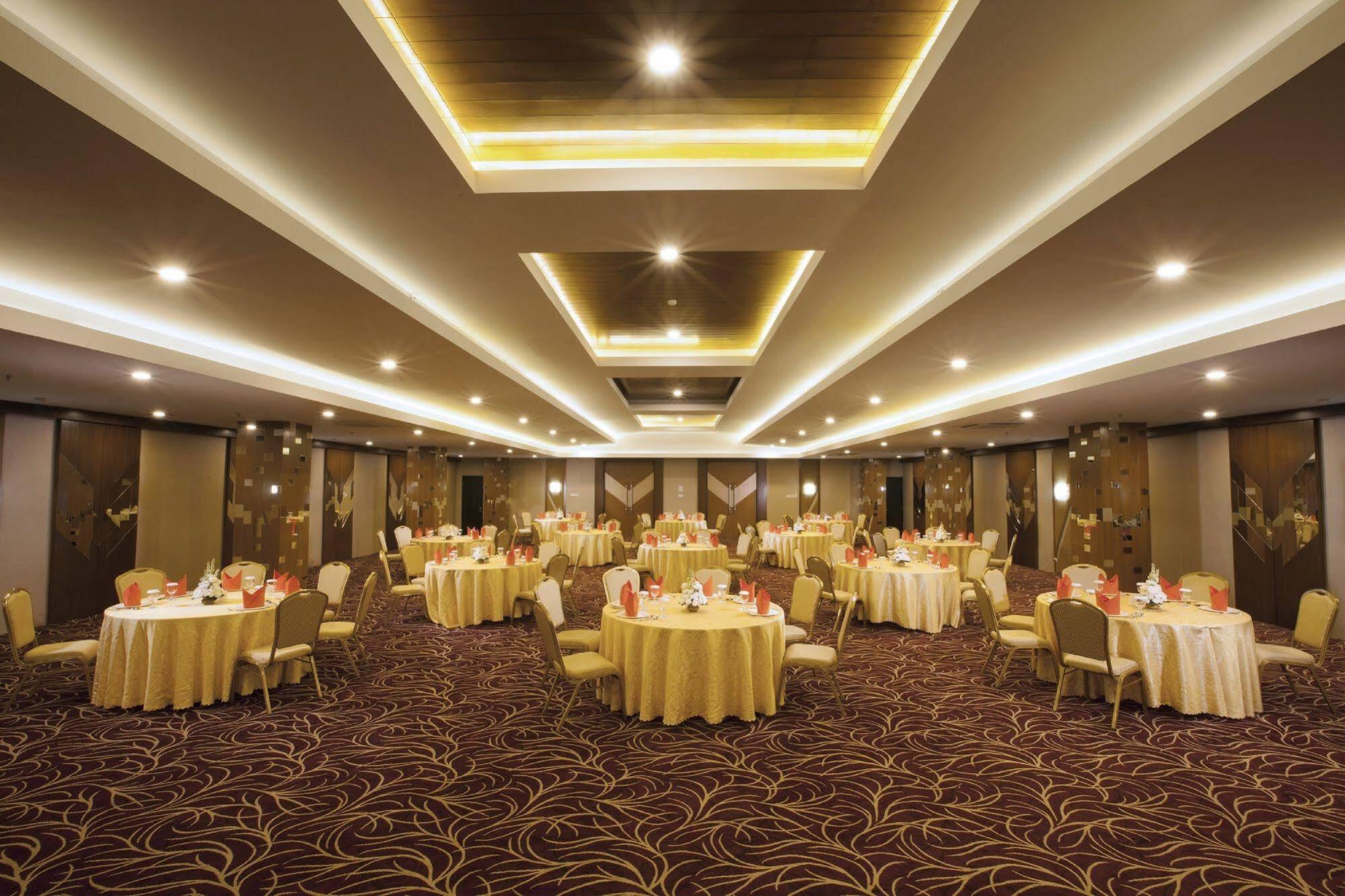 Verse Hotel Cirebon Zewnętrze zdjęcie